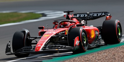 F1 Ferrari, incubo Silverstone: Leclerc e Sainz flop, trionfa Verstappen
