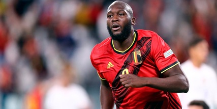 L'Inter si "ritira", la Juventus accelera: via Vlahovic per Lukaku