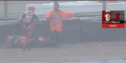 MotoGP, Bezzecchi in pole a Silverstone. Bagnaia cade ed è 4º