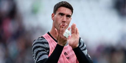 Vlahovic partito per Monaco tra pubalgia e mercato: Juve, cosa succede