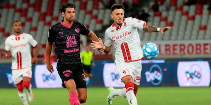 Serie B, il Bari resiste in 9 contro il Palermo: al San Nicola finisce 0-0