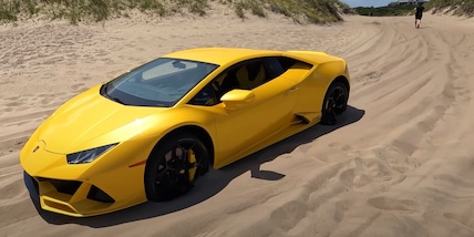 Guida la Lamborghini fino al mare e si arena sulla sabbia