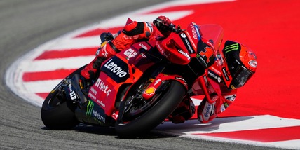 Ducati e Aprilia, duello show in Catalogna: pole Bagnaia, poi Espargaro