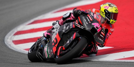 Espargaro, exploit Aprilia in Catalogna: sua la Sprint davanti a Bagnaia