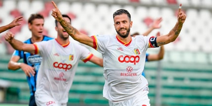 Catanzaro, poker e primo posto. Solo un pari per la Sampdoria di Pirlo