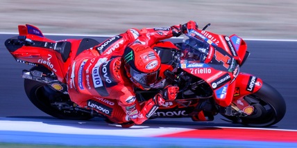 Bagnaia pazzesco: a Misano è dietro solo a Bezzecchi e Martin, Ducati show