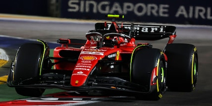 Urlo Ferrari, Sainz pole a Singapore! Terzo Leclerc, disastro Red Bull