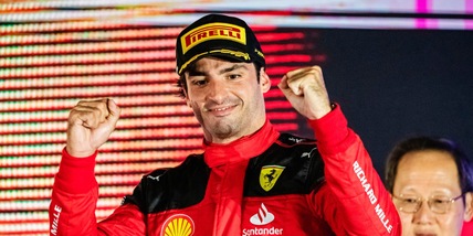 Lapo Elkann applaude Sainz e la Ferrari: «Fantastico Carlos!»