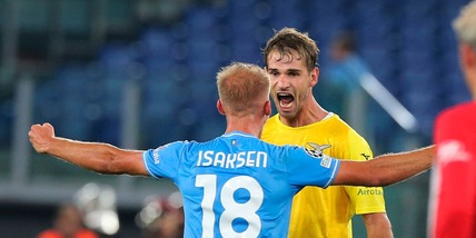 Provedel gol di testa al 95’: Lazio-Atletico 1-1! City e Psg ok, Barça show