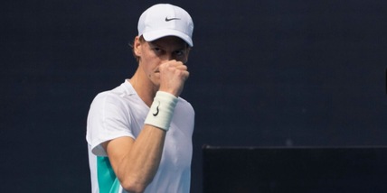 Sinner soffre ma vince: battuto Evans all'esordio a Pechino