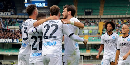 Kvaratskhelia e Politano show: 3-1 Napoli, al Verona non basta Lazovic