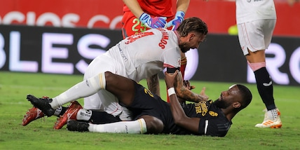 Caos Siviglia-Real, insulti razzisti e rissa. Ancelotti furioso: "Se parlo..."