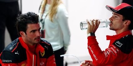 Ferrari, ci risiamo: Leclerc discute col team per Sainz, "Dopo ne parliamo"