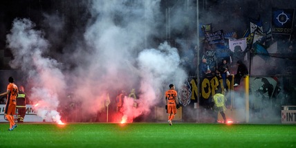 Atalanta-Inter, caos e fumogeni in campo: partita interrotta e Lautaro...