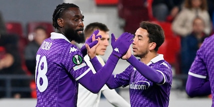 Nzola su rigore, Fiorentina in testa al girone: pari tra Ferencvaros e Genk