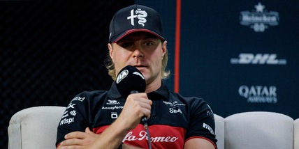 F1, Bottas si spoglia per beneficenza: calendario senza veli nel 2024