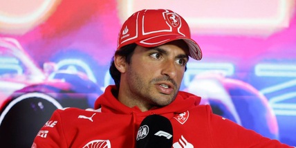 Ferrari, Sainz penalizzato dalla FIA: 10 posizioni per il cambio batteria