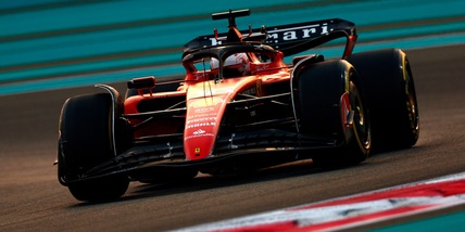 Leclerc davanti a tutti nelle FP2 di Abu Dhabi. Sainz a muro