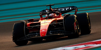 La Ferrari di Leclerc seconda ad Abu Dhabi, Verstappen in pole. Sainz 16°