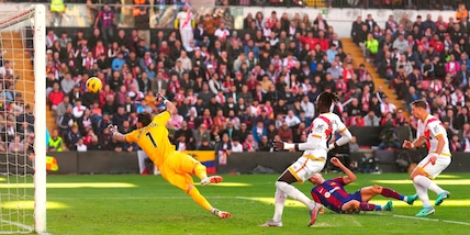 Il Barcellona si salva all'82' grazie a un autogol e l'Atletico Madrid aggancia