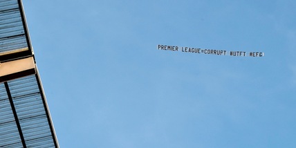 Premier League, la protesta dei tifosi dell'Everton arriva dal cielo