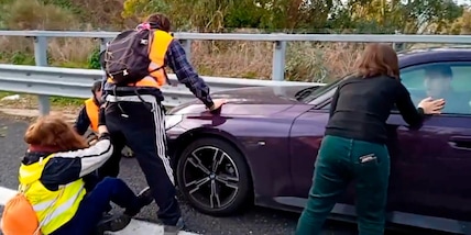 Caos in autostrada a Roma: il blitz delle mani incollate sull’asfalto