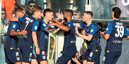 Parma, vittoria e titolo d'inverno. Poker Cremonese, Venezia e Como frenano