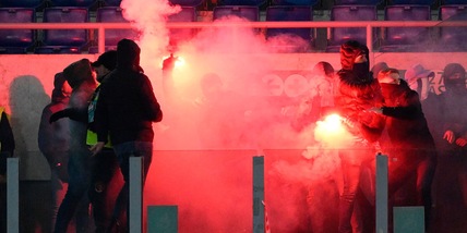 Lazio-Roma, caos derby: petardi e fumogeni, interviene Mourinho