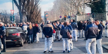 Tensione a Mirafiori: dipendenti Stellantis in sciopero scendono in strada