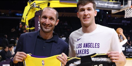 Chiellini-Reaves, l'incontro Juve-Lakers: lo scambio di maglie