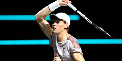 Sinner in semifinale a Rotterdam: 200 vittorie. Raonic, infortunio e ritiro
