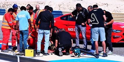 Test in Bahrain, Hamilton alza un tombino e Leclerc lo colpisce: cosa è successo