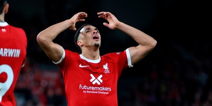 "Alexander Arnold terrorizzato da una stalker: video osceni e non solo"