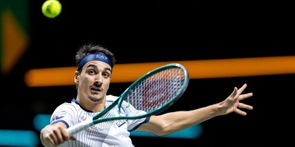 A Dubai Sonego lotta ma vince Medvedev: il russo vola ai quarti