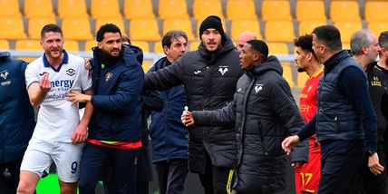 D'Aversa 'spiega' la testata ad Henry in diretta: "Provocatore, ma mi scuso"