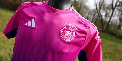 Germania, la maglia rosa fa discutere: “È da donna?”, la video-risposta