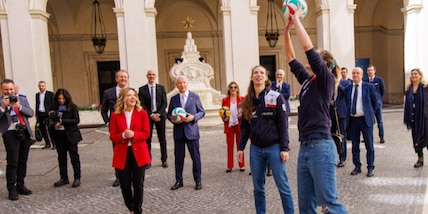 Giorgia Meloni abbraccia le squadre femminili vincenti in Europa