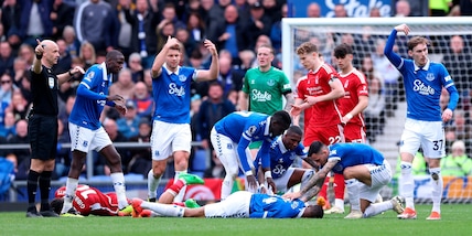 Beto, che paura! Crolla a terra dopo uno scontro: esce con l'ossigeno