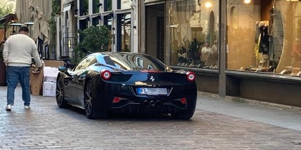Una Ferrari selvaggia e in mezzo ai rifiuti: la foto a Como è virale