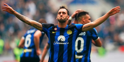 Inter, festa a San Siro: pasillo Torino, un tempo prima del 2-0 firmato Calhanoglu