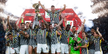 Juve-Monza, giro di campo con la Coppa Italia e Alex Sandro saluta i tifosi