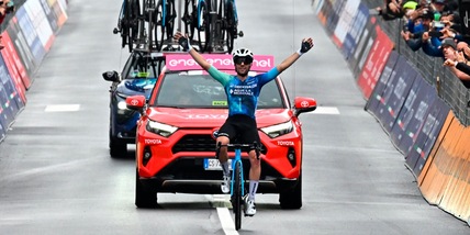 Impresa Vendrame: vince per distacco a Sappada, Pogacar sempre in maglia rosa