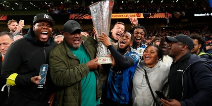 Lookman, quell'abbraccio con la mamma che dice tutto