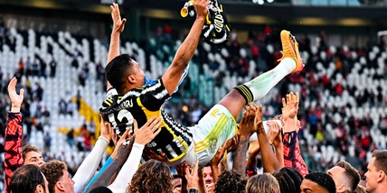 Alex Sandro, da Danilo a Bonucci: l'omaggio della Juve di oggi e di ieri