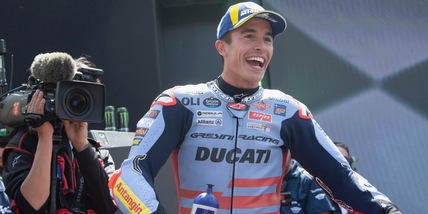 La Ducati è di Marquez, Bagnaia si fa male da solo