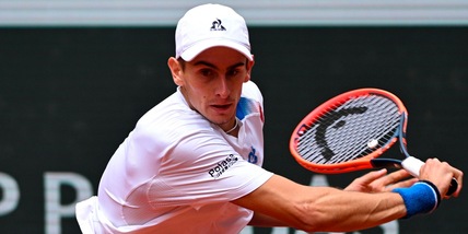 Arnaldi spaventa Tsitsipas, poi crolla: il greco ai quarti del Roland Garros