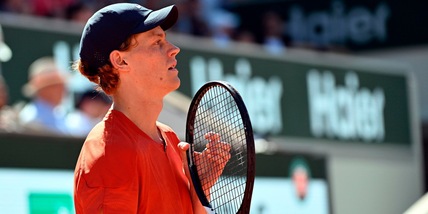 Sinner soffre ad Halle ma poi batte Marozsan al 3° set: chi sfiderà ai quarti