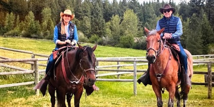 Ancelotti, vacanze alternative: saloon, cavallo e cappello da cowboy