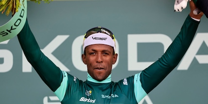 Girmay vince l'8ª tappa del Tour de France, Pogacar resta maglia gialla