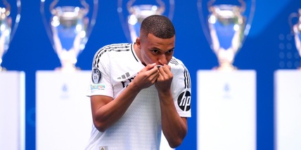 Mbappé show: "Darò la vita per il Real". Poi bacia lo stemma e cita... CR7
